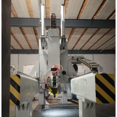 **定制輕金屬加工機(jī) 鋁型材雕刻機(jī)